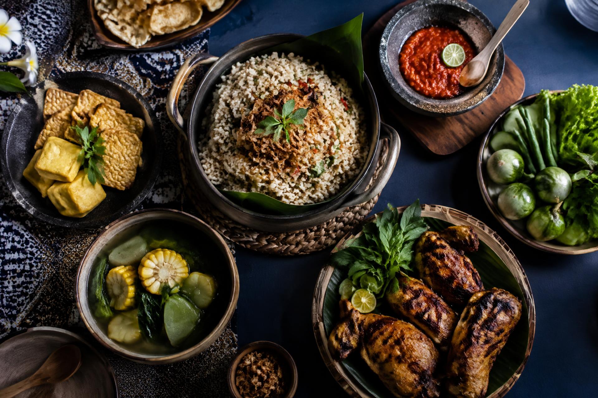 Aneka hidangan catering Indonesia tersaji rapi di atas meja