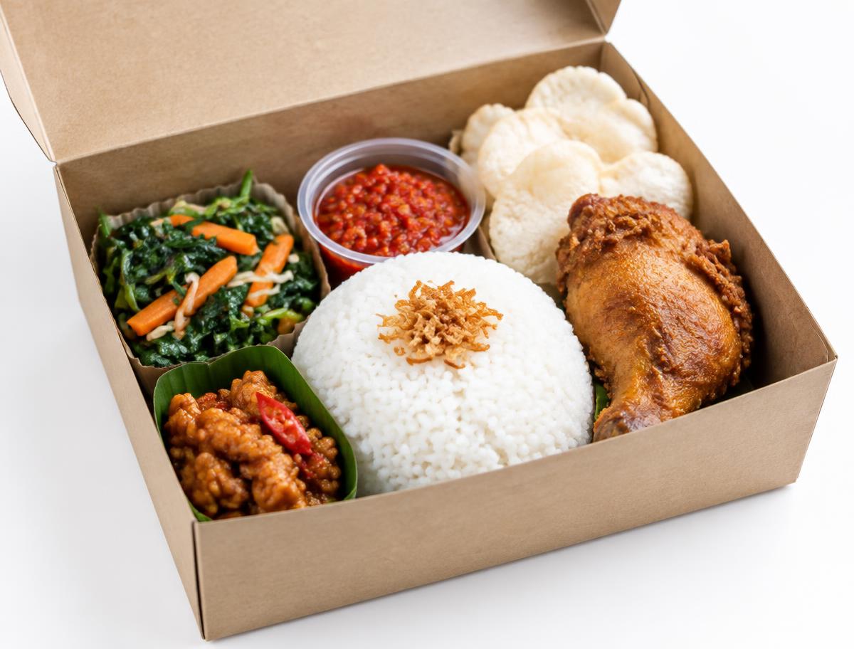 Nasi box lengkap dengan lauk dan pelengkap